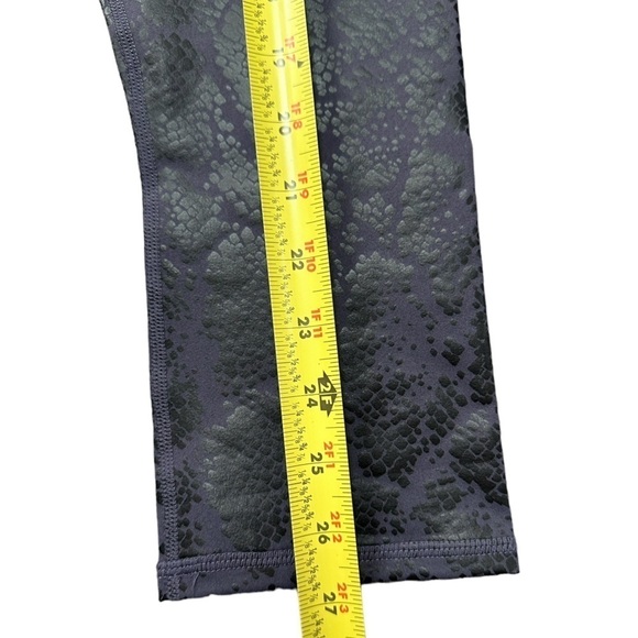 Fabletics Printed Powerhold Cropped Leggings NWT Yoga Snakeskin Activewear - Picture 6 of 11
